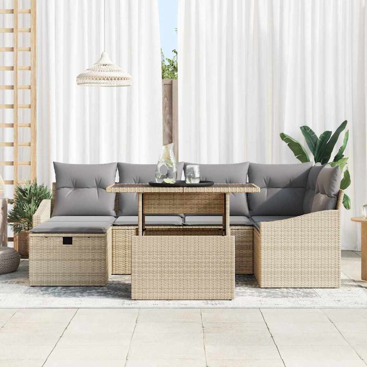 Rattansofa-Set im Freien mit grauen Kissen und Tisch. Weiße Vorhänge im Hintergrund, mit Hängelampe und Topfpflanzen.