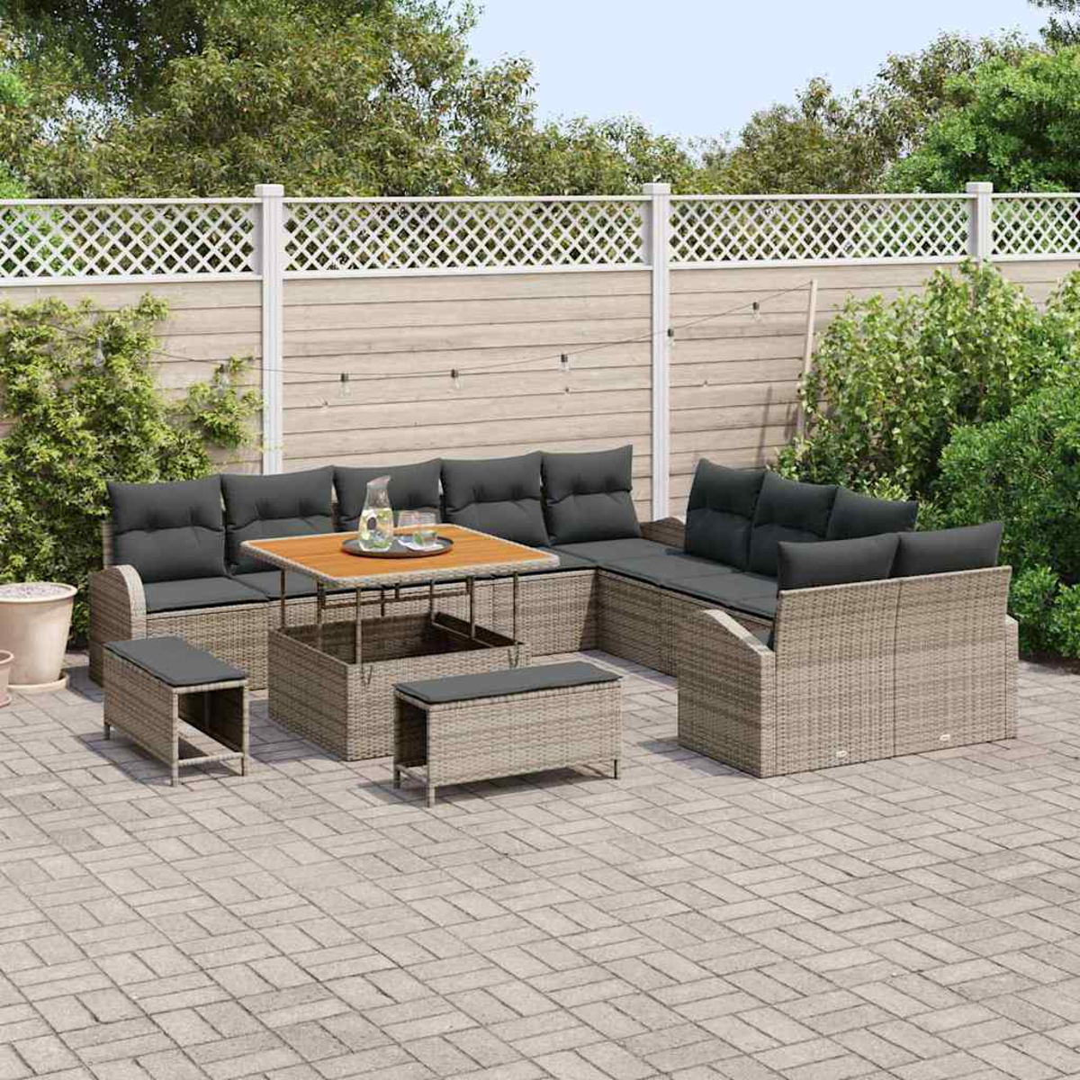 Gartenmöbel-Set aus Korbgeflecht mit grauen Kissen, Tisch mit Glas Wasser und Bänken auf gepflasterter Terrasse mit weißem Zaun.