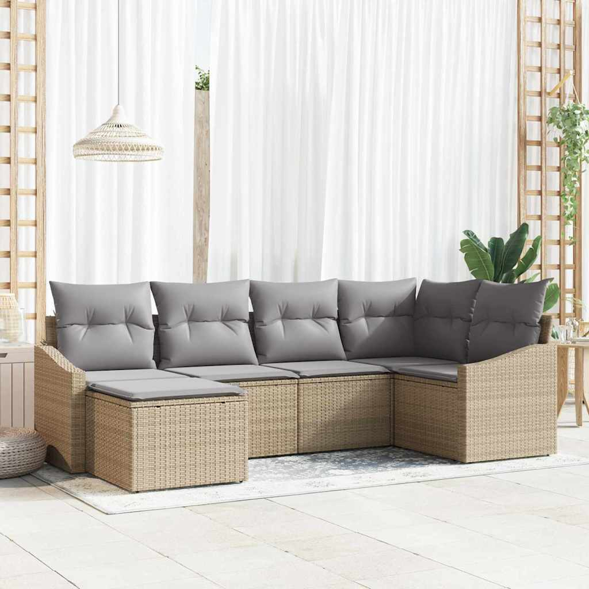 Outdoor-Ecksofa mit grauen Kissen auf einem weißen Teppich. Weiße Vorhänge im Hintergrund und eine Hängelampe.