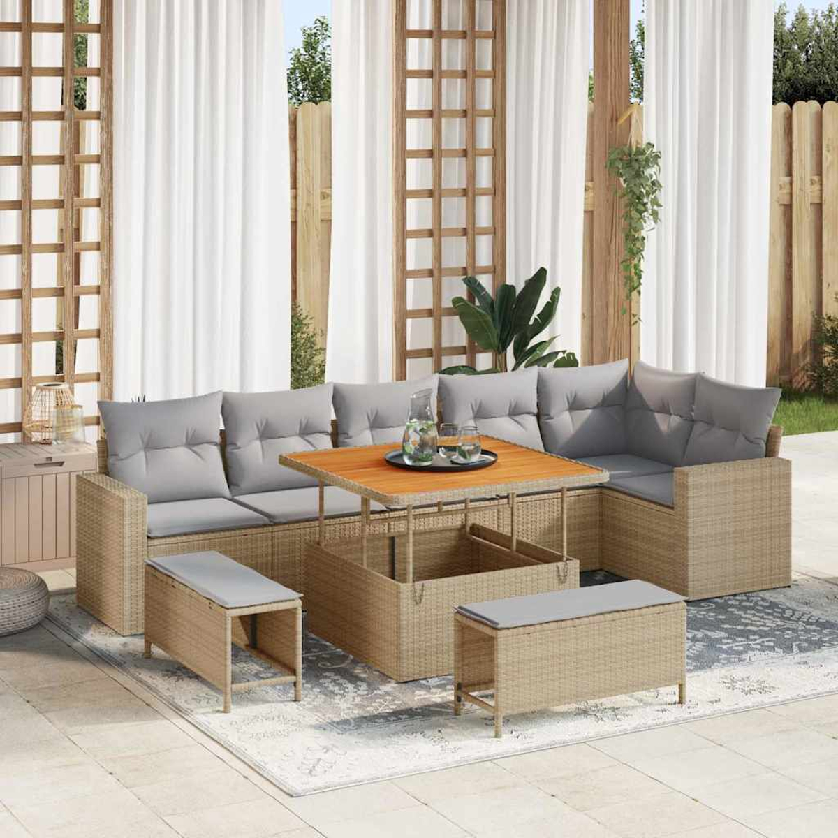 Outdoor-Wicker-Sofa mit grauen Kissen und einem Tisch mit Hebevorrichtung. Inklusive zwei Bänken. Szene auf einer Terrasse mit Vorhängen und Holzgitter.
