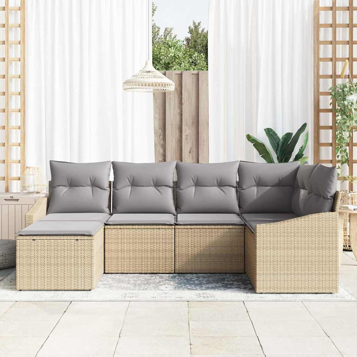 Beiges Outdoor-Ecksofa aus Korbgeflecht mit grauen Kissen. Weiße Vorhänge und ein Fenster im Hintergrund.