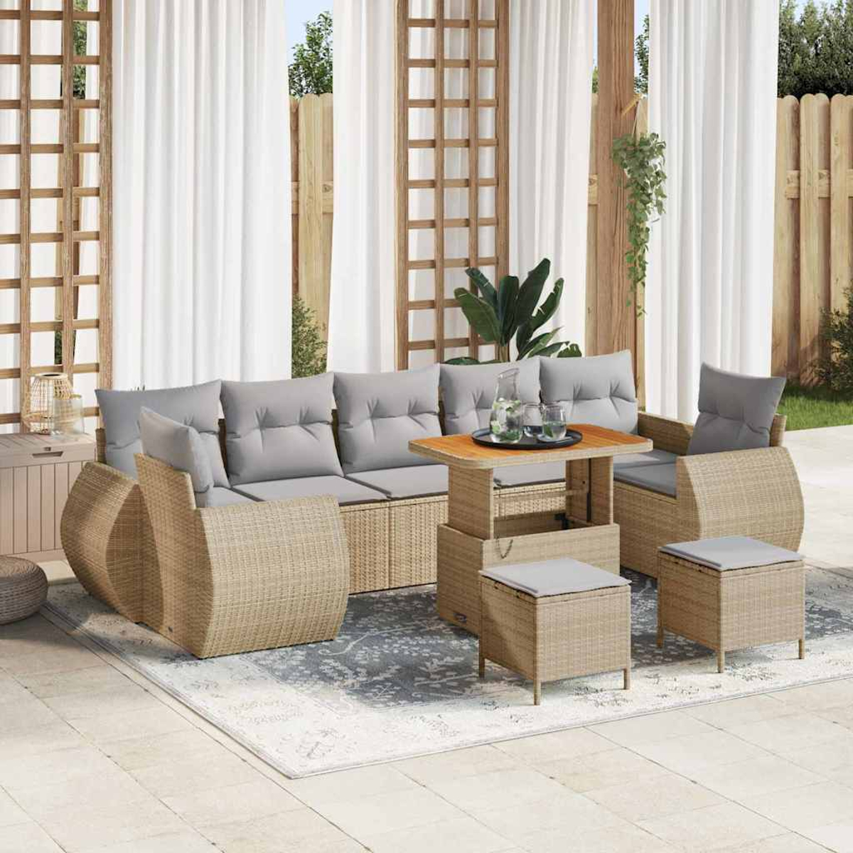 Gartenmöbel-Set aus Korbgeflecht. Enthält Sofa, Sessel, Tisch und Hocker mit grauen Kissen. Szene hat Vorhänge und Holzzaun.