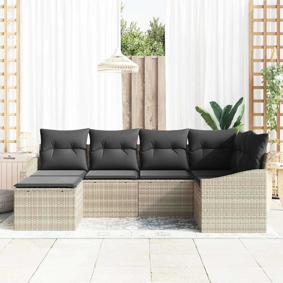 Outdoor-Ecksofa mit grauen Kissen. Das Sofa ist hellbraun und steht auf einer weißen Fliesenveranda. Weiße Vorhänge und ein Fenster befinden sich im Hintergrund.