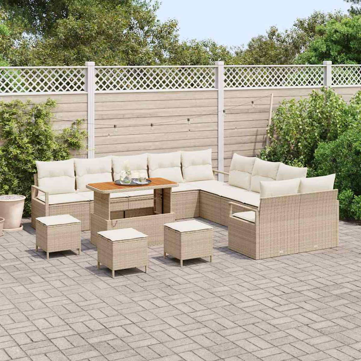 Gartenmöbel-Set aus Korbgeflecht mit cremefarbenen Kissen und einem Holztisch auf einer gepflasterten Terrasse. Im Hintergrund ein weißer Zaun.