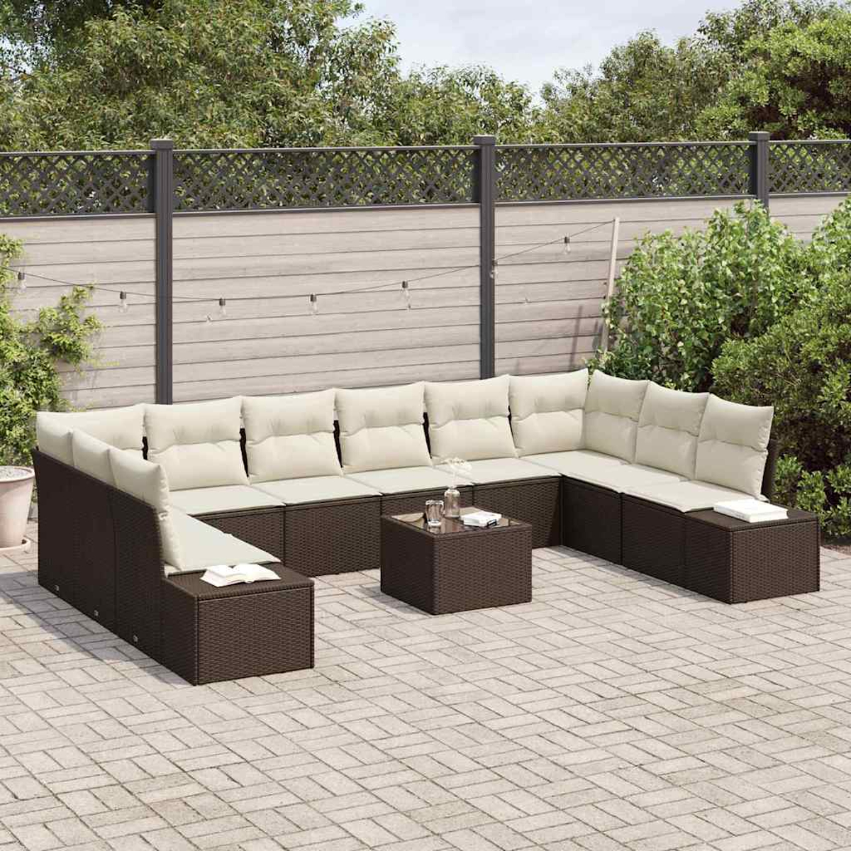 Outdoor-Ecksofa mit cremefarbenen Kissen auf einer Backstein-Terrasse. Ein kleiner Tisch und ein Zaun mit Bäumen im Hintergrund.