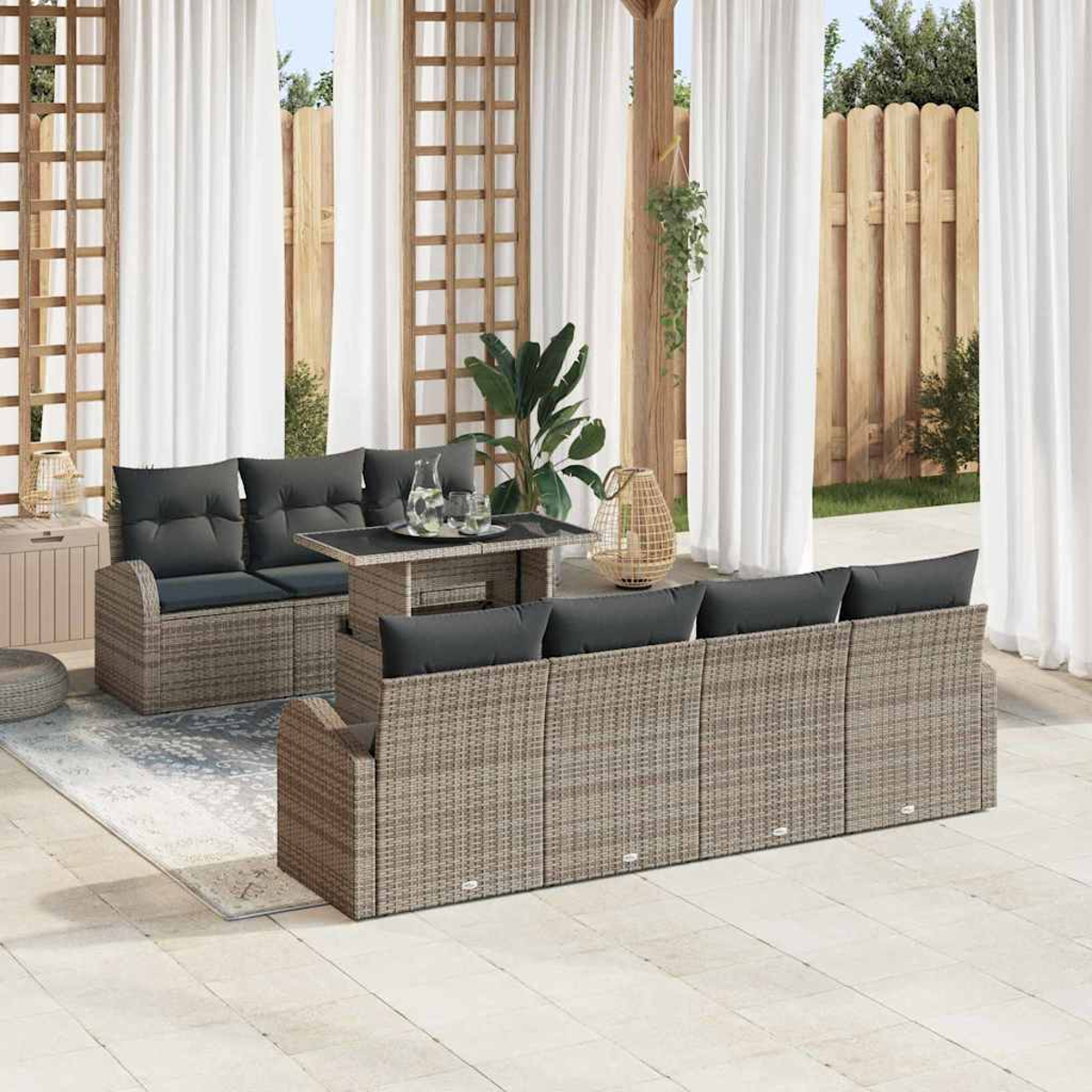 Outdoor-Terrassenmöbel-Set. Enthält ein Sofa, einen Tisch und Vorhänge, mit einem Holzzaun im Hintergrund.