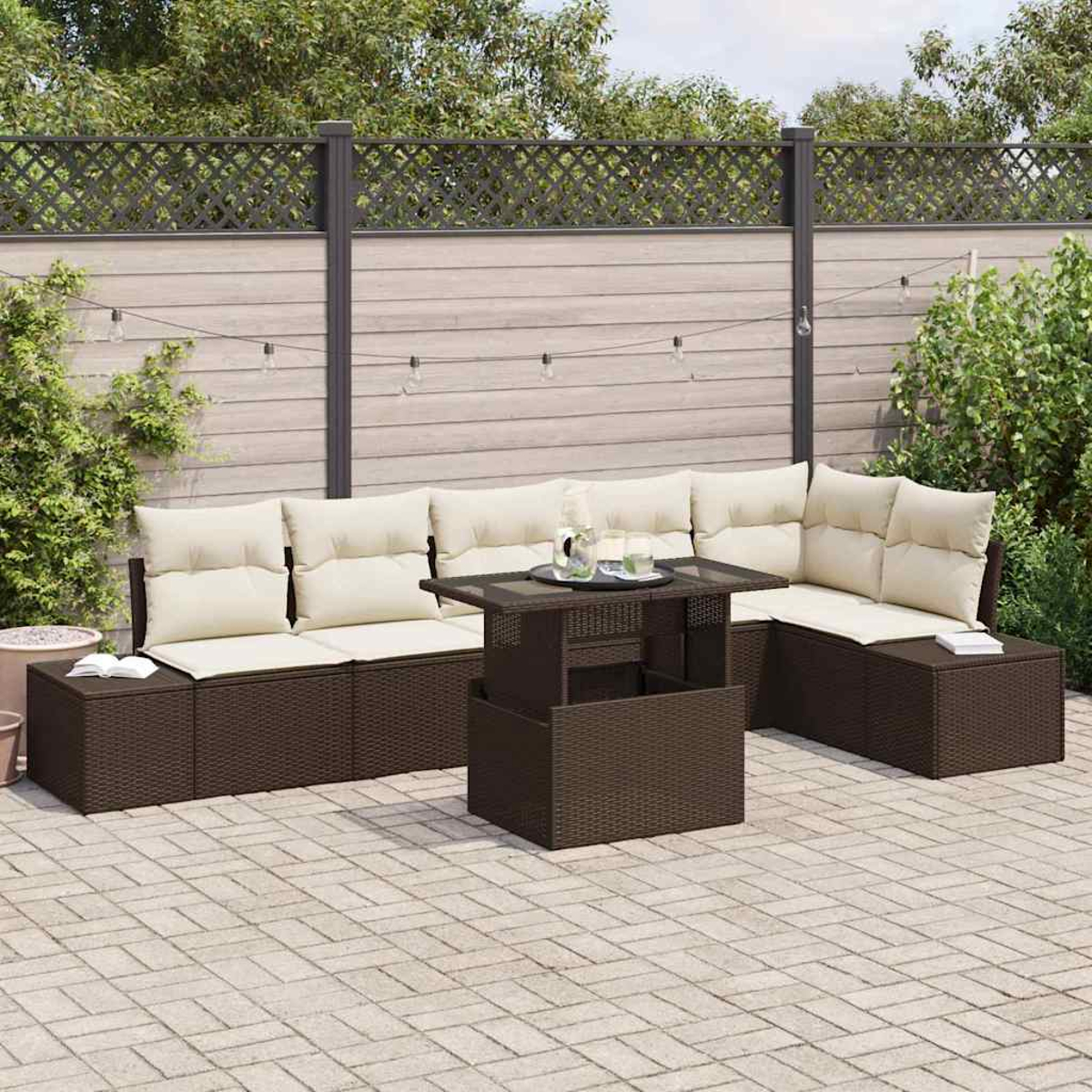 Garten-Terrassenset mit braunen Korbmöbeln, cremefarbenen Kissen, einem Tisch mit Getränken und einer Ziegelterrasse. Im Hintergrund ein Zaun.