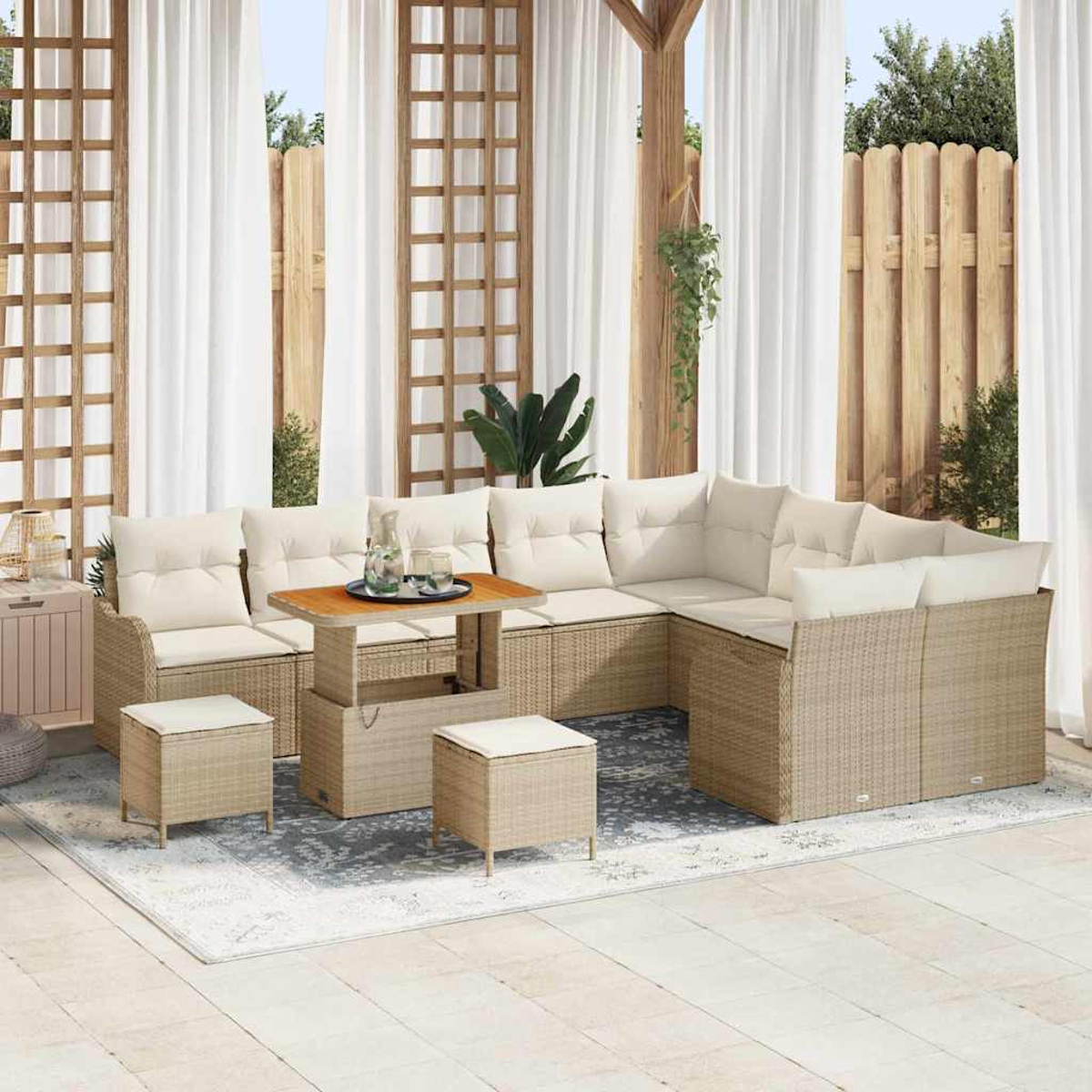 Terrassen-Set mit beigen Kissen, einem Holztisch und zwei Ottomanen. Weiße Vorhänge und ein Holzzaun sind im Hintergrund zu sehen.