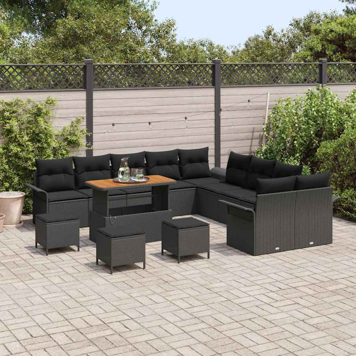 Outdoor-Terrassenmöbel-Set mit schwarzen Kissen und grauem Korbgeflecht, Holztisch und Hockern, auf einer Backsteinterrasse mit Zaun.