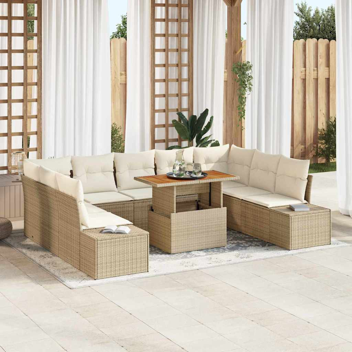 Rattan-Sofa im Freien mit cremefarbenen Kissen und einem Holztisch. Weiße Vorhänge und ein Holzzaun sind im Hintergrund.