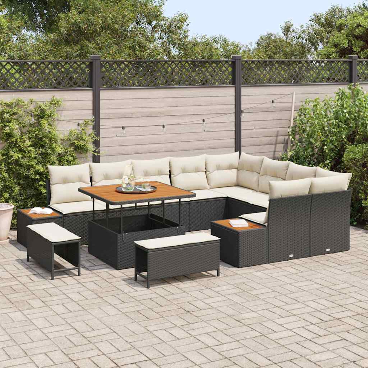 Outdoor-Ecksofa mit beigen Kissen und einem Holztisch. Inklusive zwei Bänken. Auf einer Ziegelterrasse mit Zaun und Grün im Hintergrund.