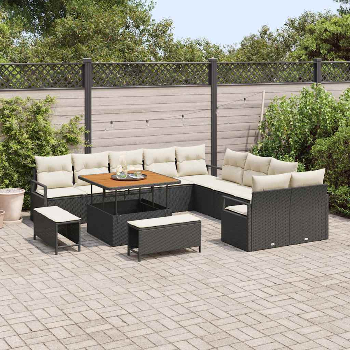 Terrassenset im Freien mit schwarzen Korbmöbeln, beigen Kissen und einem Holztisch. Die Szene ist eine gepflasterte Terrasse mit Zaun.