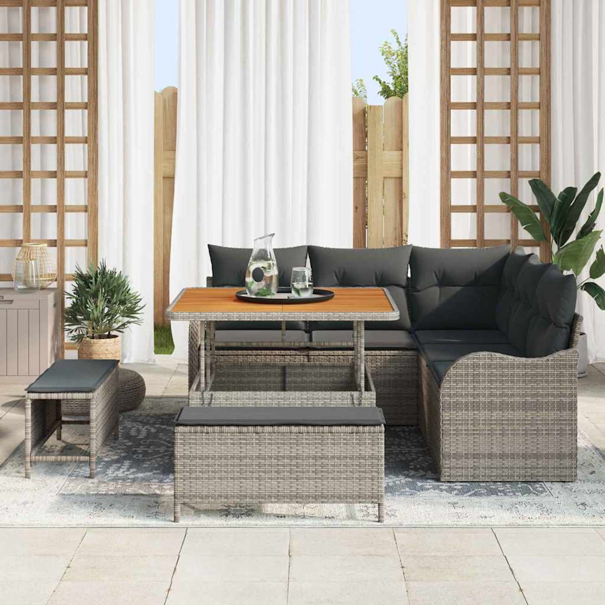 Gartenmöbel-Set mit Tisch, Sitzgelegenheiten und Kissen. Enthält Pflanzen, Vorhänge und einen sonnigen Hintergrund.