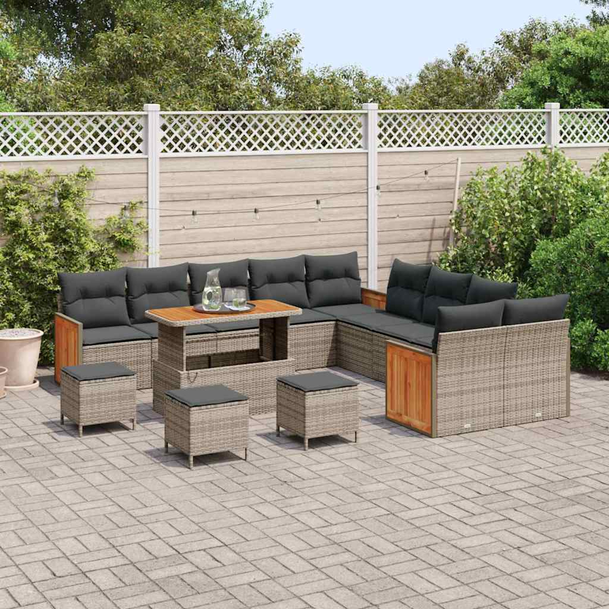 Sitzbereich im Freien mit Korbmöbeln, dunklen Kissen, einem Tisch und vier Hockern auf einer Ziegelterrasse.