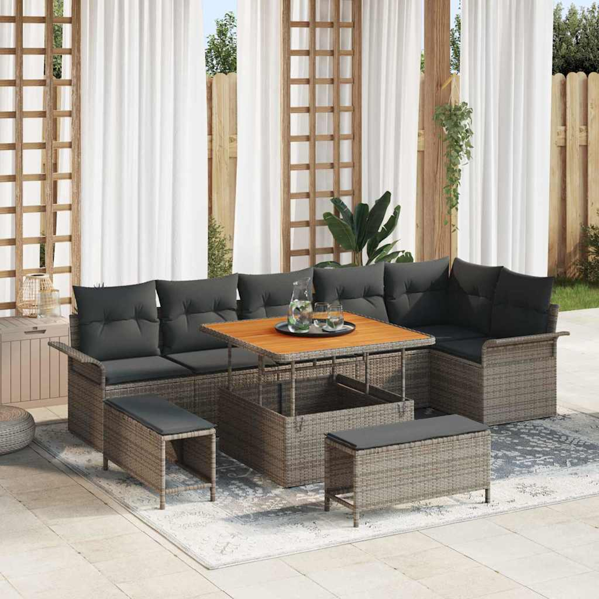 Outdoor-Ecksofa mit grauen Kissen, einem Holztisch und Bänken. Die Szene umfasst weiße Vorhänge, Holzgitter und einen Holzzaun.