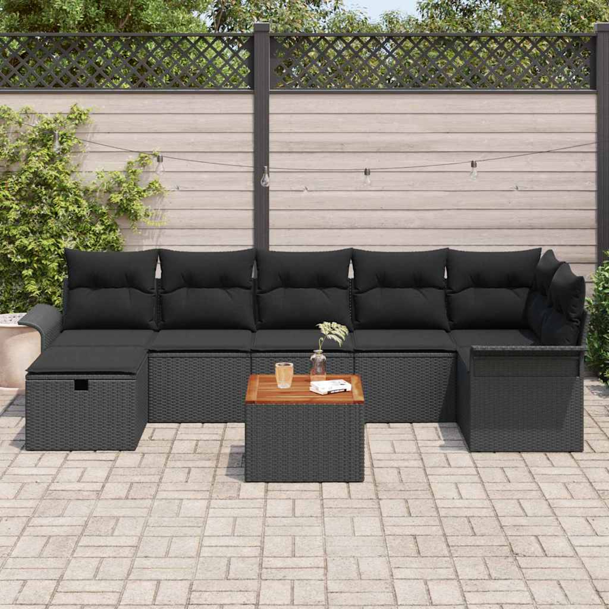 Sofá seccional exterior con cojines negros, una mesa y bebidas. El fondo tiene una valla de madera, plantas trepadoras y luces de cadena.