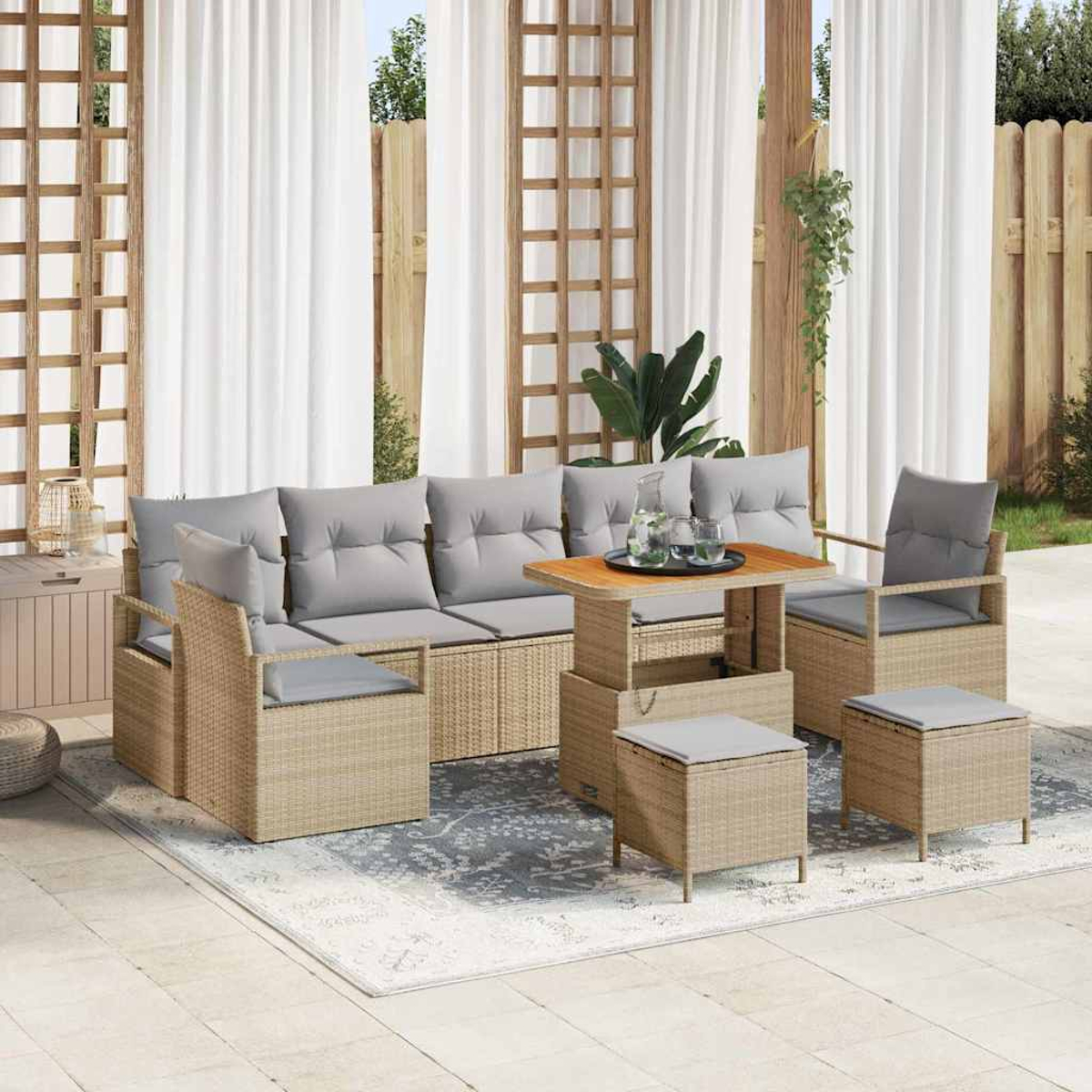 Gartenmöbel-Set aus Korbgeflecht mit grauen Kissen, Tisch mit Getränken und weißen Vorhängen im Hintergrund.