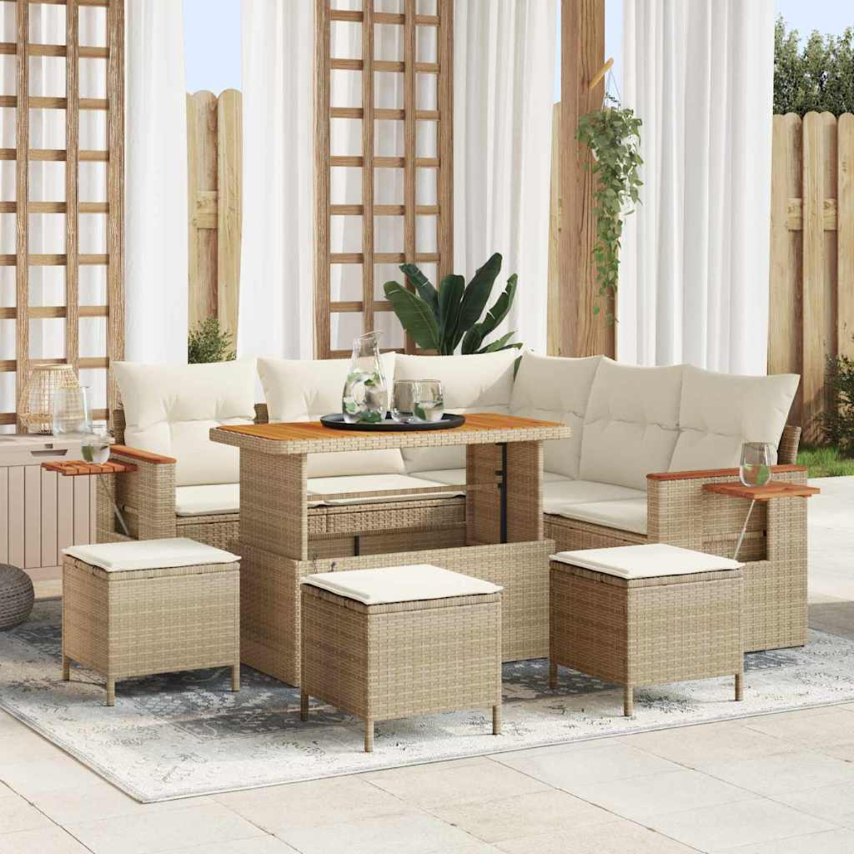 Gartenmöbel-Set aus Korbgeflecht mit beigen Kissen und Holztisch. Enthält ein Sofa, Stühle und Hocker. Auf dem Tisch stehen ein Krug und Gläser.