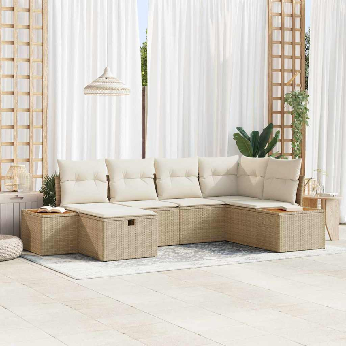 Outdoor-Ecksofa mit cremefarbenen Kissen. Beigefarbener gewebter Sockel. Weiße Vorhänge und hölzernes Spalier im Hintergrund.