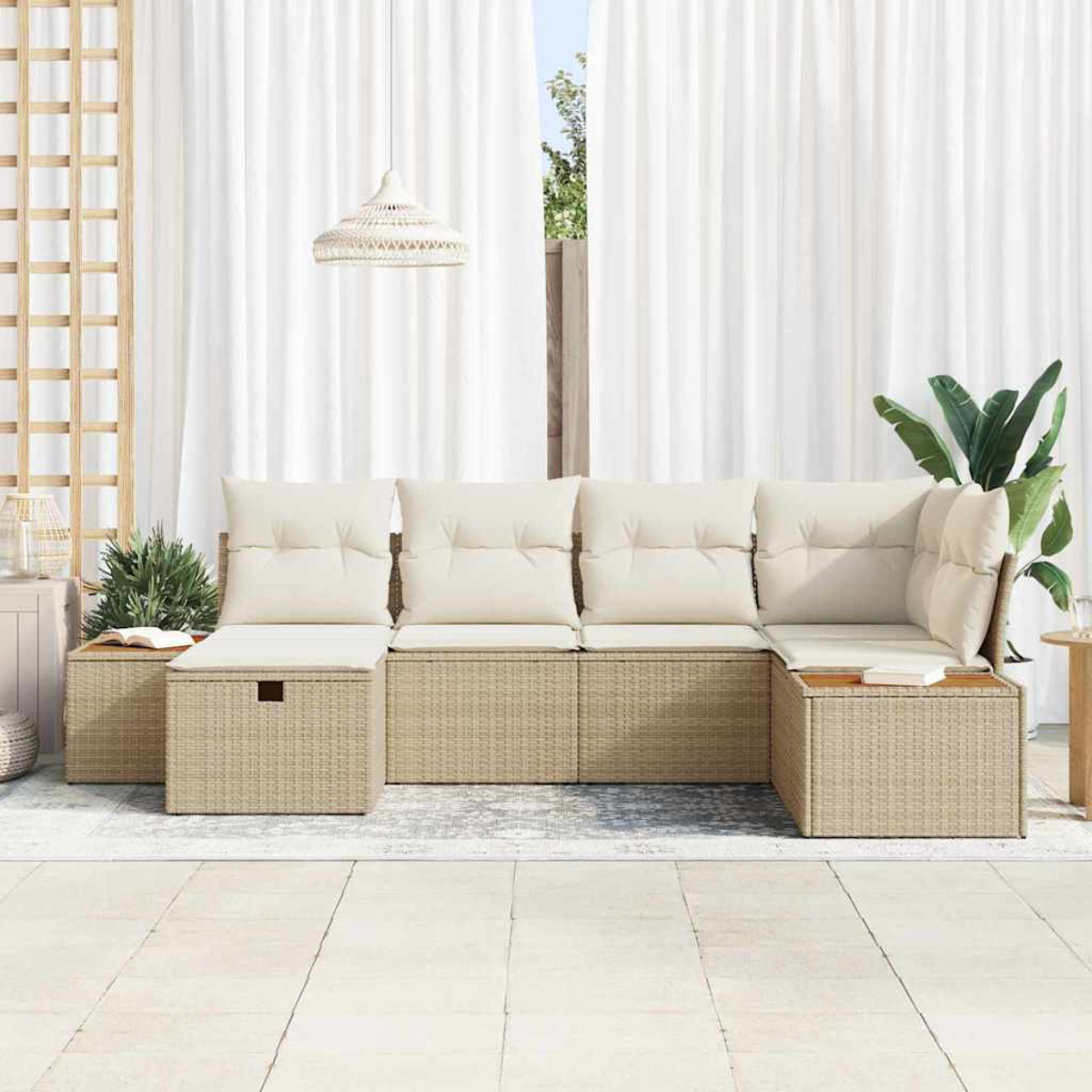 Ein Ecksofa für den Außenbereich mit beigen Kissen und gewebtem Rahmen. Weiße Vorhänge und eine Hängelampe im Hintergrund.