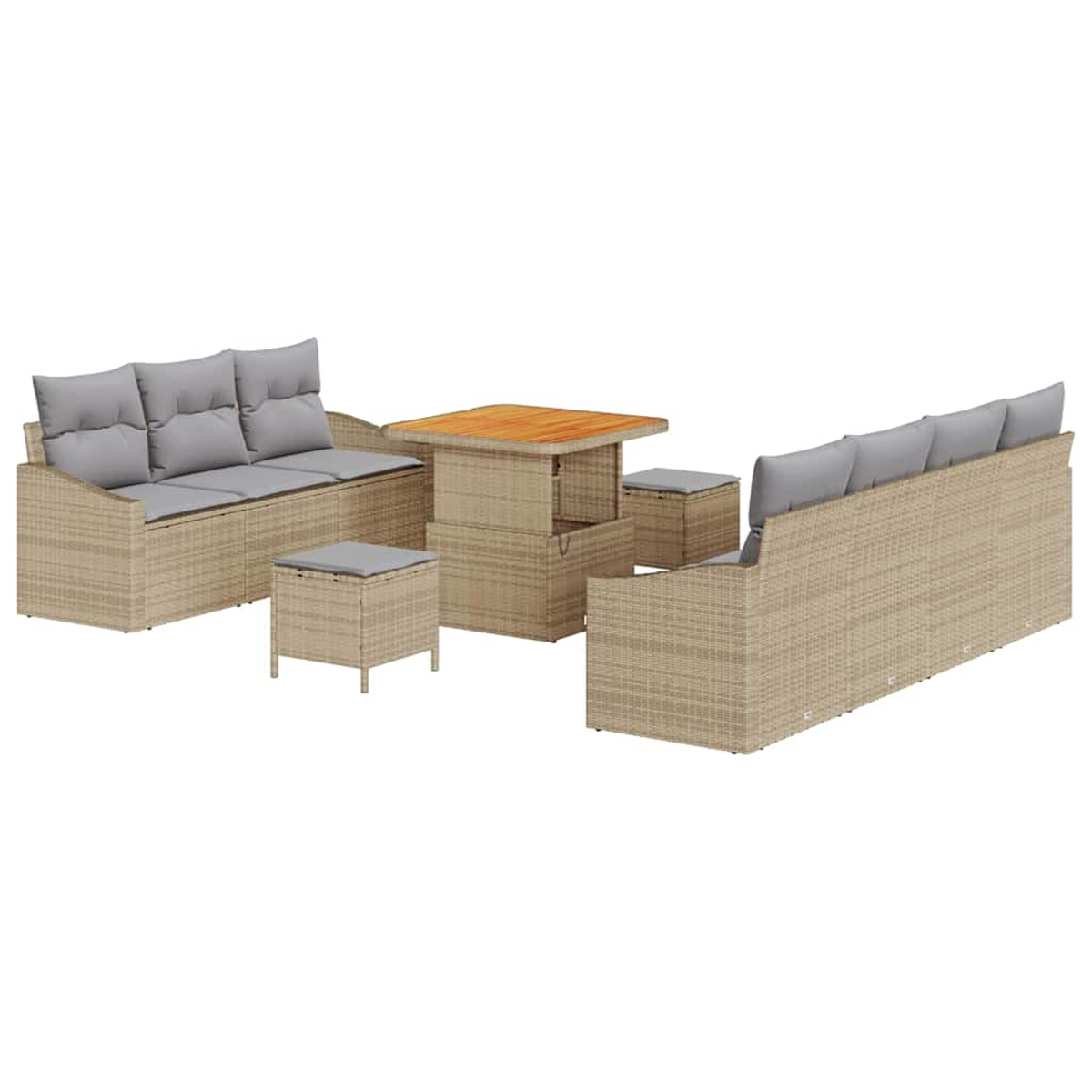 Set di mobili da esterno in vimini: un divano, due pouf, un tavolo e un secondo divano. Cuscini grigi. Il tavolo ha un piano in legno. Colore beige.