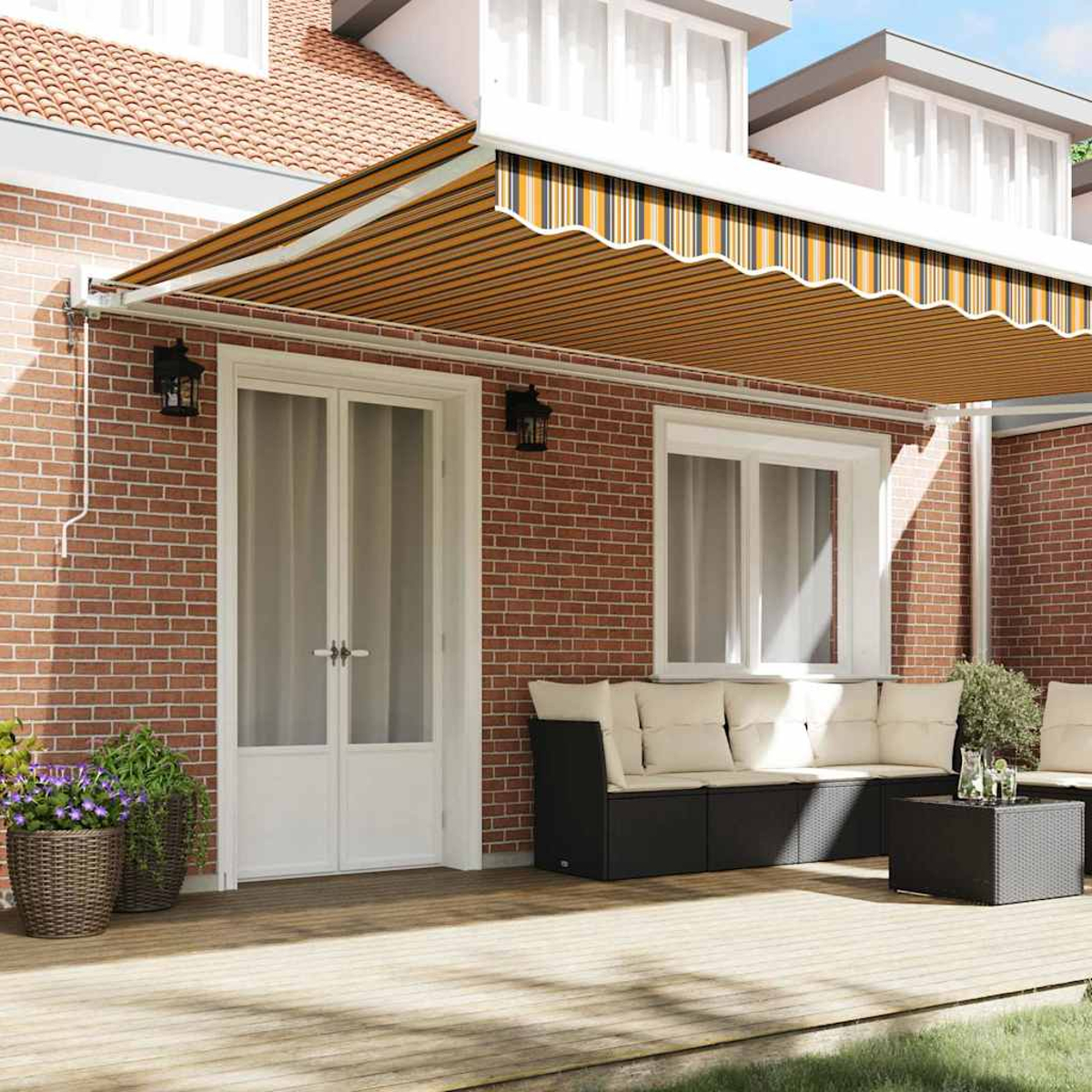 Hausfassade mit Markise. Ziegelmauer, weiße Tür, Sofa, Holzboden. Braune, orange, schwarze Markise und Topfpflanzen.