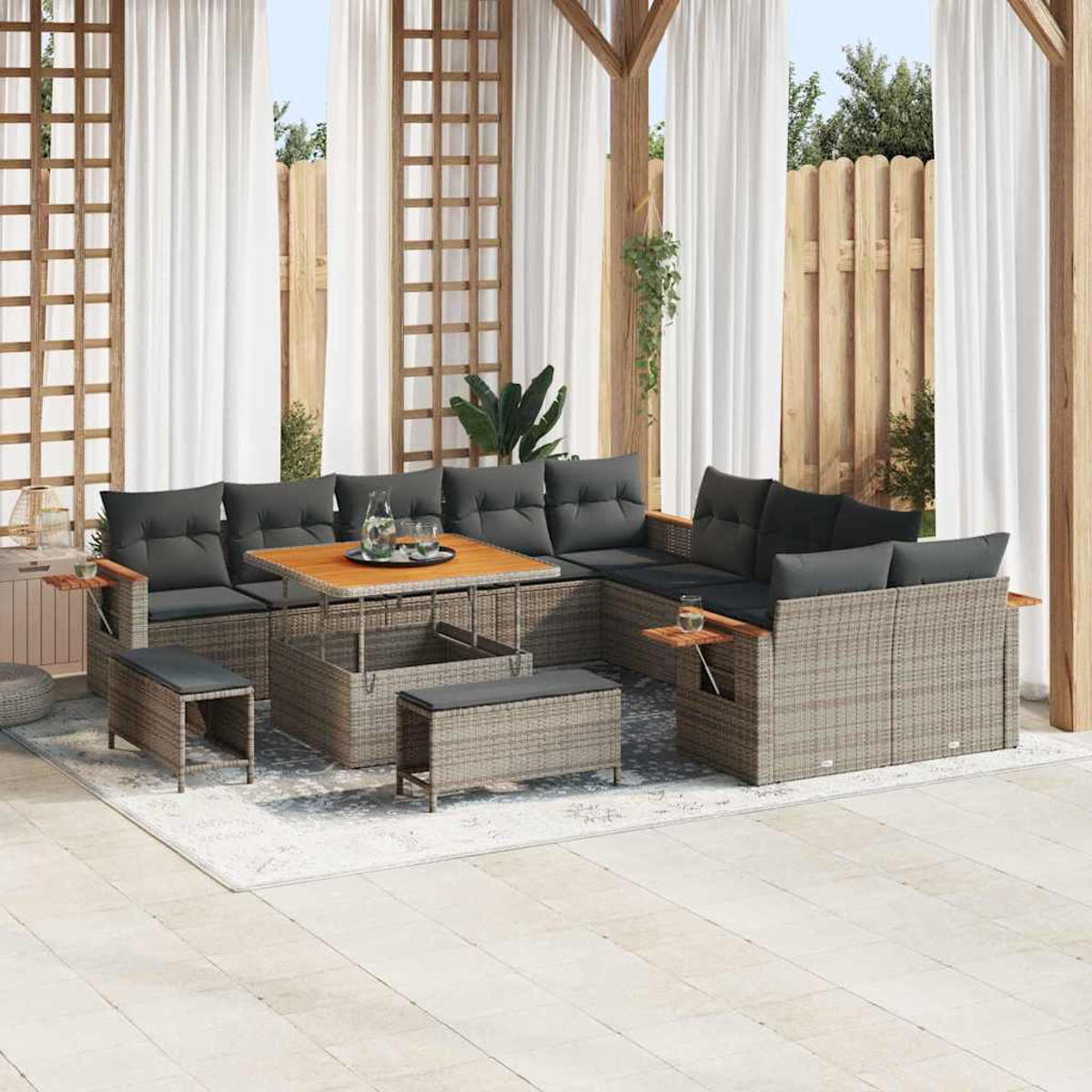 Garten-Terrassenset mit grauen Kissen und einem Holztisch. Weiße Vorhänge und eine Holzpergola umrahmen die Szene.