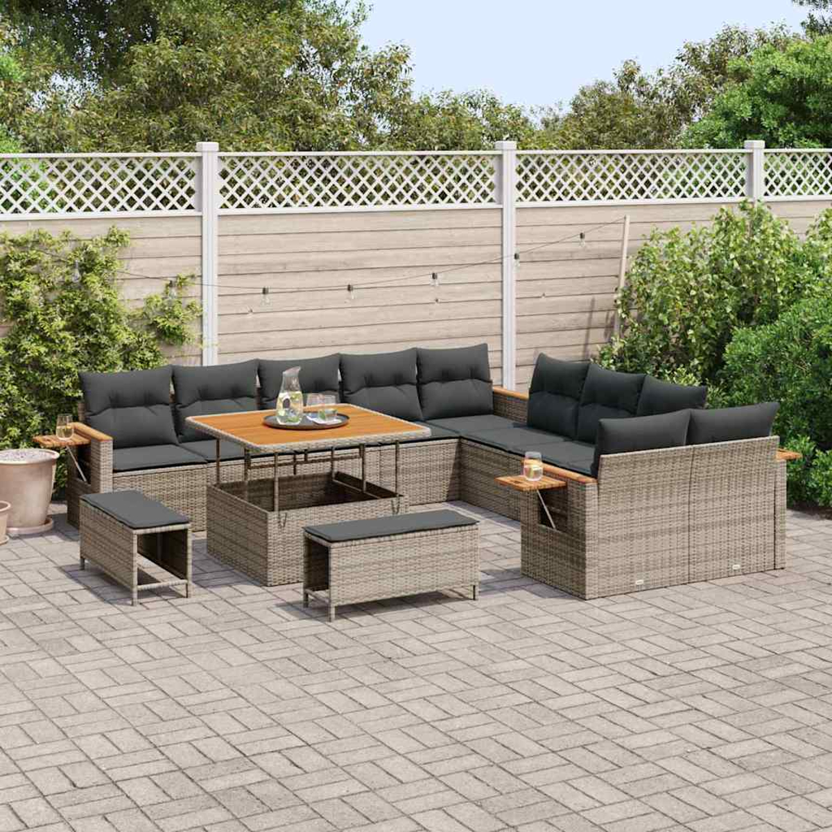 Terrassenmöbel mit grauen Kissen, einem Holztisch und Bänken auf einer Ziegelterrasse, mit einem Zaun im Hintergrund.