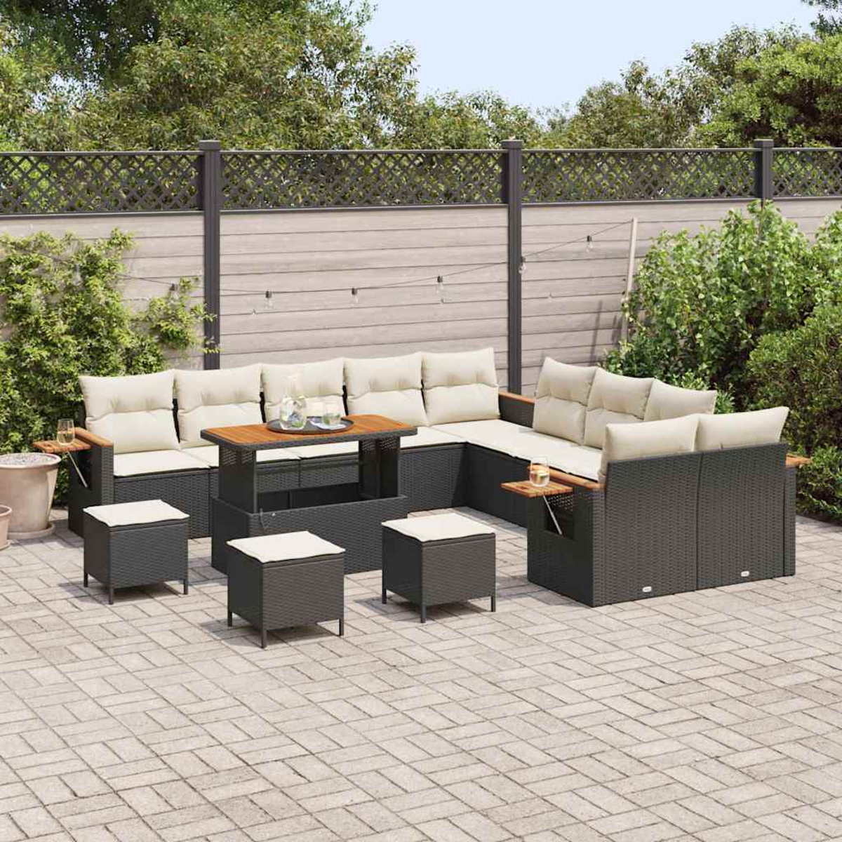 Set da patio esterno con mobili in vimini grigi, cuscini beige e un tavolo in legno. Su un patio in pietra con recinzione e verde sullo sfondo.