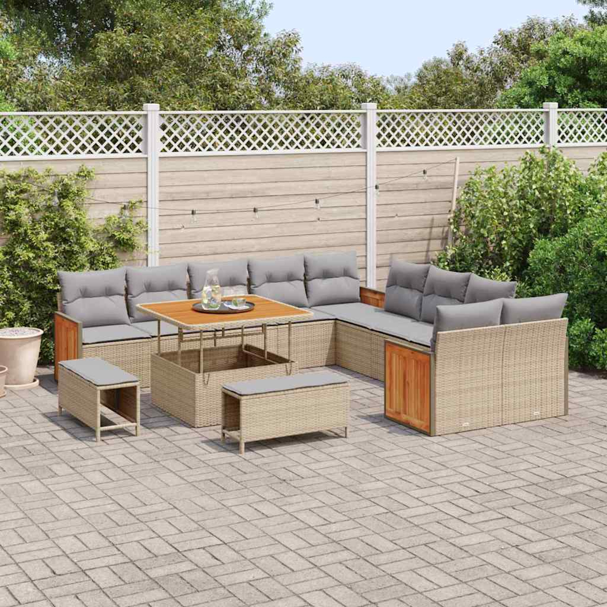 Set di sedute da esterno con cuscini grigi e tavolo in legno su un patio pavimentato. Recinzione bianca e verde sullo sfondo.