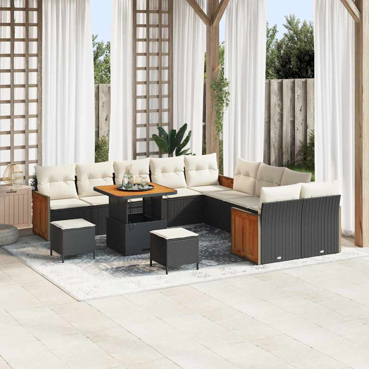Außenbereich mit Ecksofa, Holztisch und zwei Hockern auf einem Teppich unter einer Holzpergola.