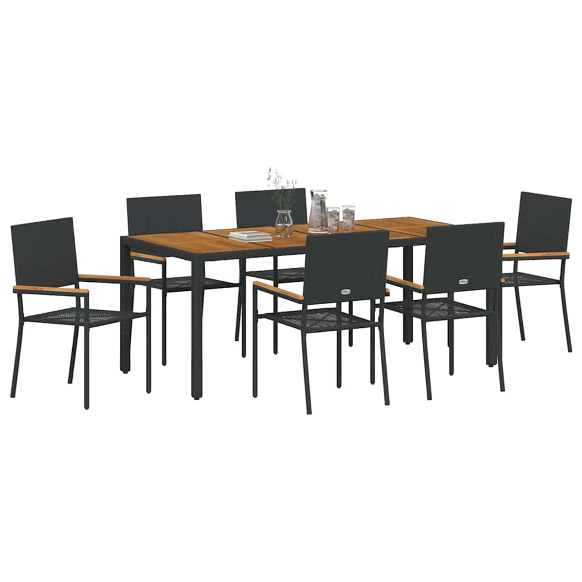 Ein Holztisch mit sechs schwarzen Stühlen. Auf dem Tisch stehen Gläser und eine Vase. Der Hintergrund ist weiß.