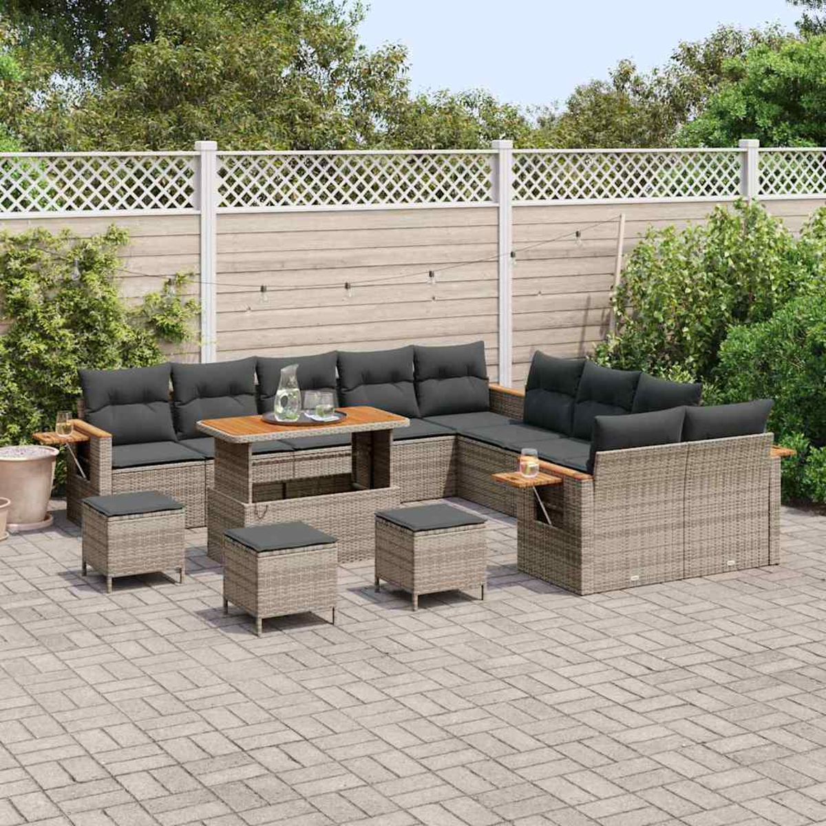 Set di mobili da patio: divano in vimini, pouf e tavolo con cuscini. Su un patio in mattoni contro una recinzione e vegetazione.