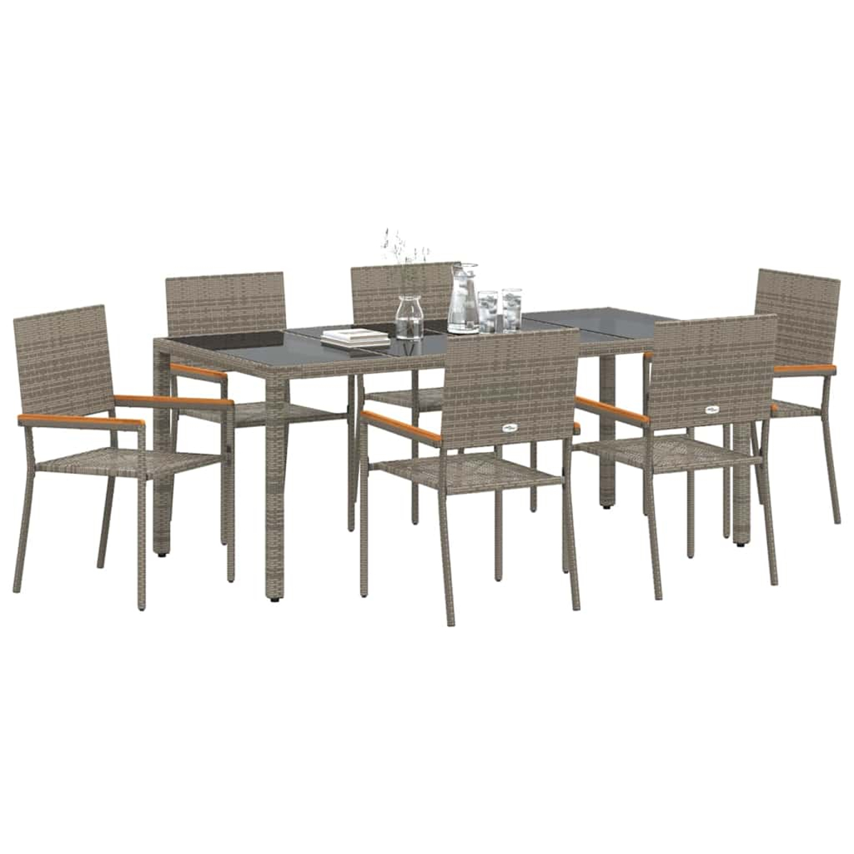 Ein Terrassen-Ess-Set mit einem Tisch mit Glasplatte und sechs Stühlen im Rattan-Stil. Auf dem Tisch liegen ein Buch, eine Vase und Gläser.