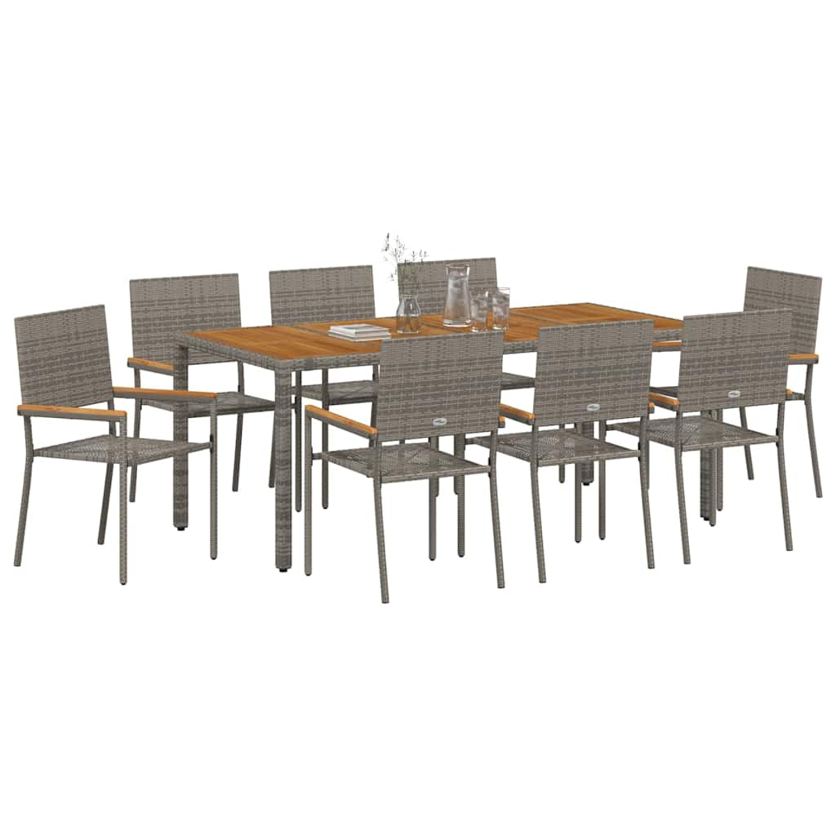 Ein Rattan-Ess-Set für den Außenbereich mit einem Holztisch und acht Stühlen. Auf dem Tisch stehen ein Krug und Gläser. Der Hintergrund ist weiß.