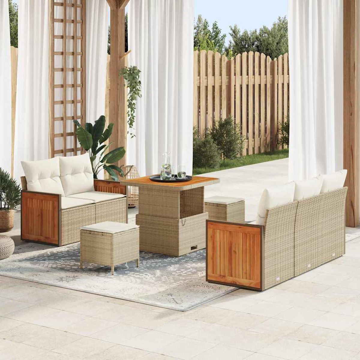 Terrassenmöbel-Set mit beigen Kissen, Holzakzenten und einem quadratischen Tisch. Enthält Sofa, Stühle und Hocker. Weiße Vorhänge und Holzzaun.