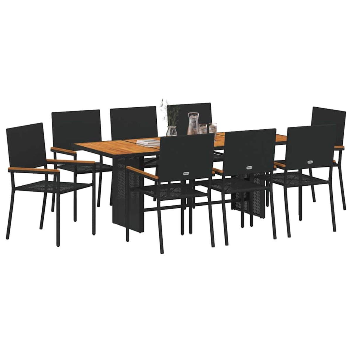 Set da pranzo all'aperto con tavolo in legno, otto sedie nere e una brocca con bicchieri sopra. Isolato su sfondo bianco.