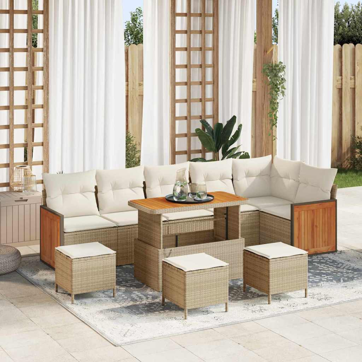 Outdoor-Ecksofa mit beigefarbenen Kissen, einem Holztisch mit Getränken und passenden Hockern. Die Szene spielt sich auf einer Terrasse ab.