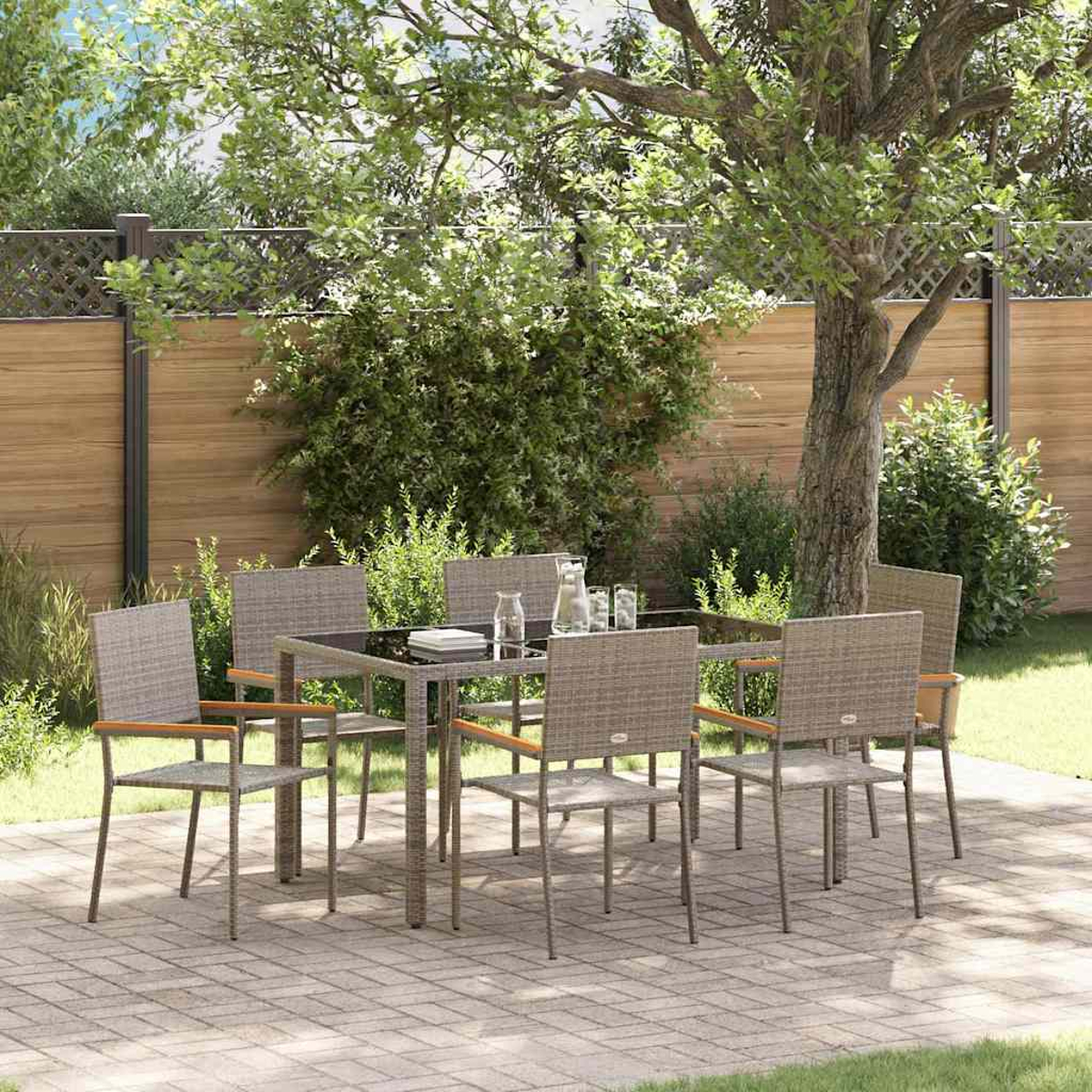 Ein Ess-Set für draußen mit Tisch und sechs Stühlen. Die Szene spielt in einem Garten mit Baum, Pflanzen und Holzzaun.