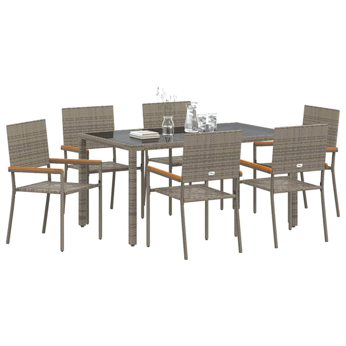 Essgruppe für den Außenbereich mit einem quadratischen Tisch mit Glasplatte und sechs Korbstühlen. Tisch hat Gläser und eine Vase. Auf weißem Hintergrund.