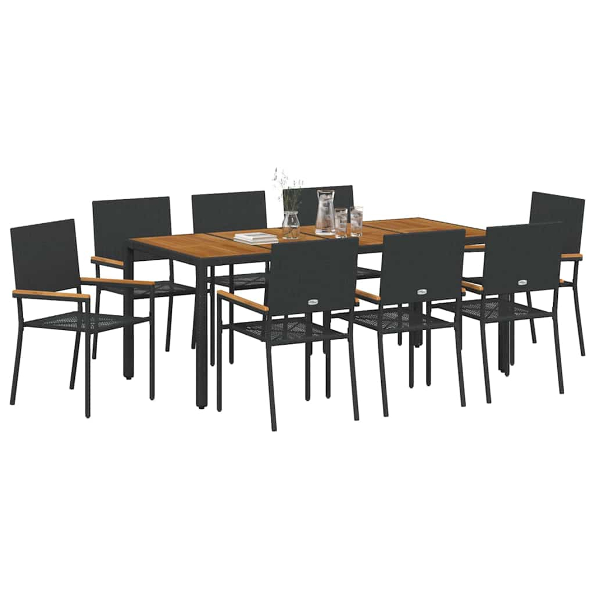 Ein Ess-Set für den Außenbereich mit Holztisch, schwarzen Stühlen mit Armlehnen und einer Glaskaraffe mit Gläsern auf dem Tisch.
