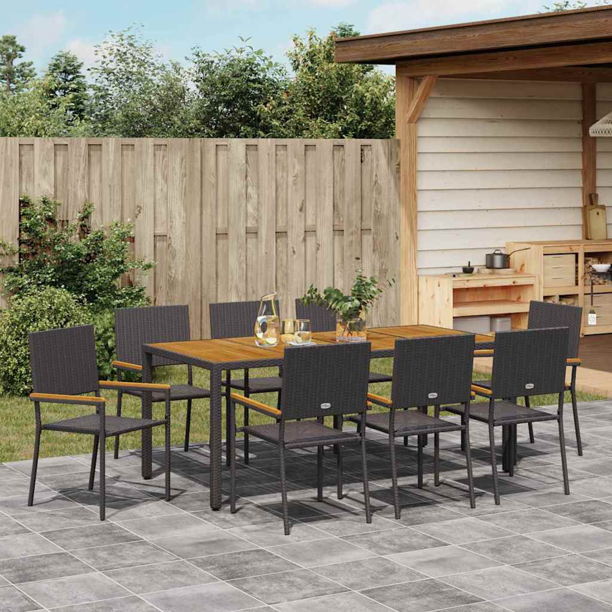 Essgruppe im Freien mit Holztisch, acht Stühlen und Getränken. Im Hintergrund ein Zaun und eine Holzkonstruktion. Die Terrasse ist gefliest.