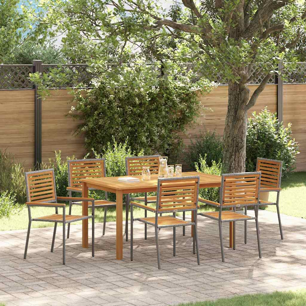 Essgruppe aus Holz im Freien auf einer Terrasse. Ein Tisch mit sechs Stühlen. Der Hintergrund umfasst einen Holzzaun, Bäume und Grün.