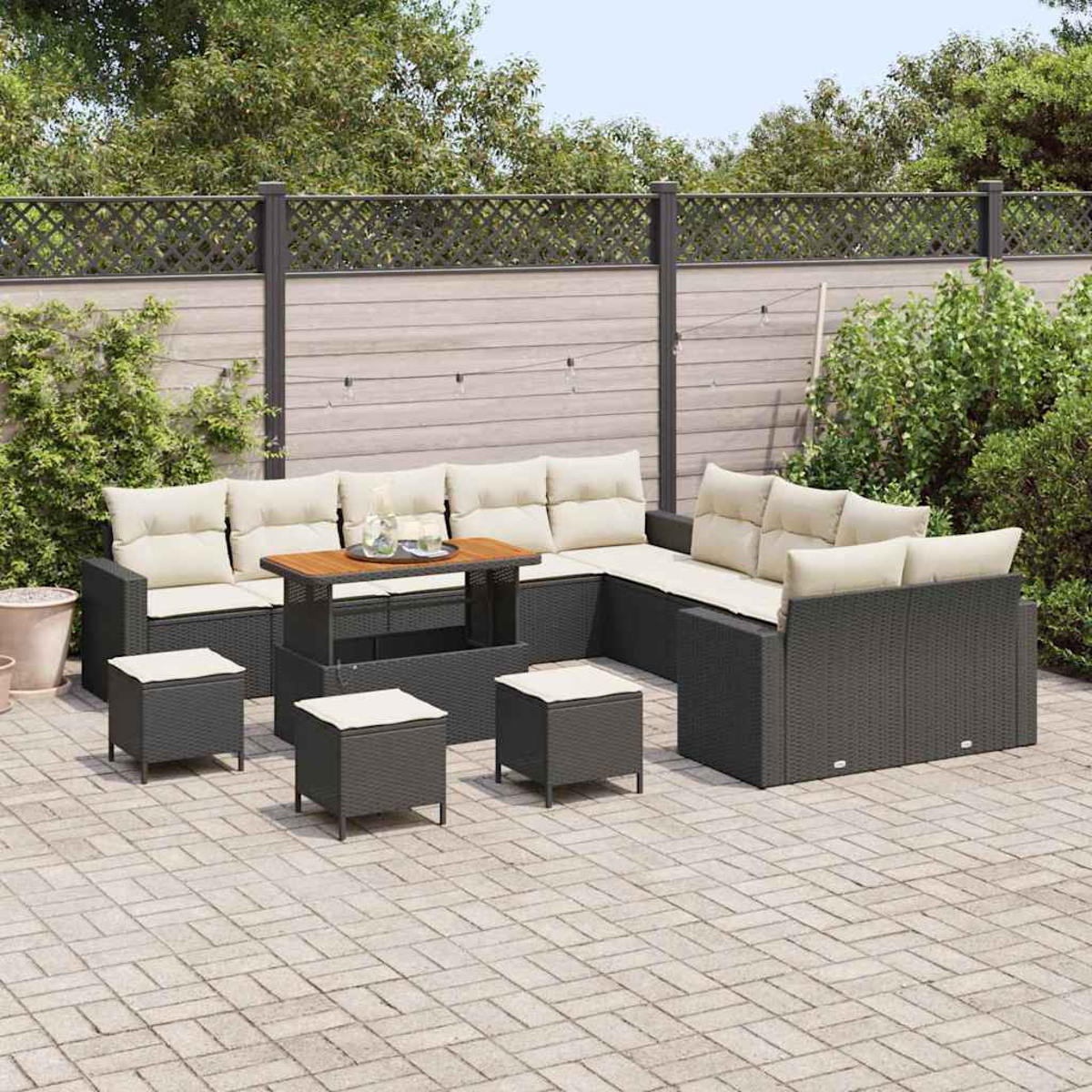 Un conjunto de asientos al aire libre con un sofá seccional, otomanas y una mesa de centro. Se ven cojines beige y mimbre gris oscuro.
