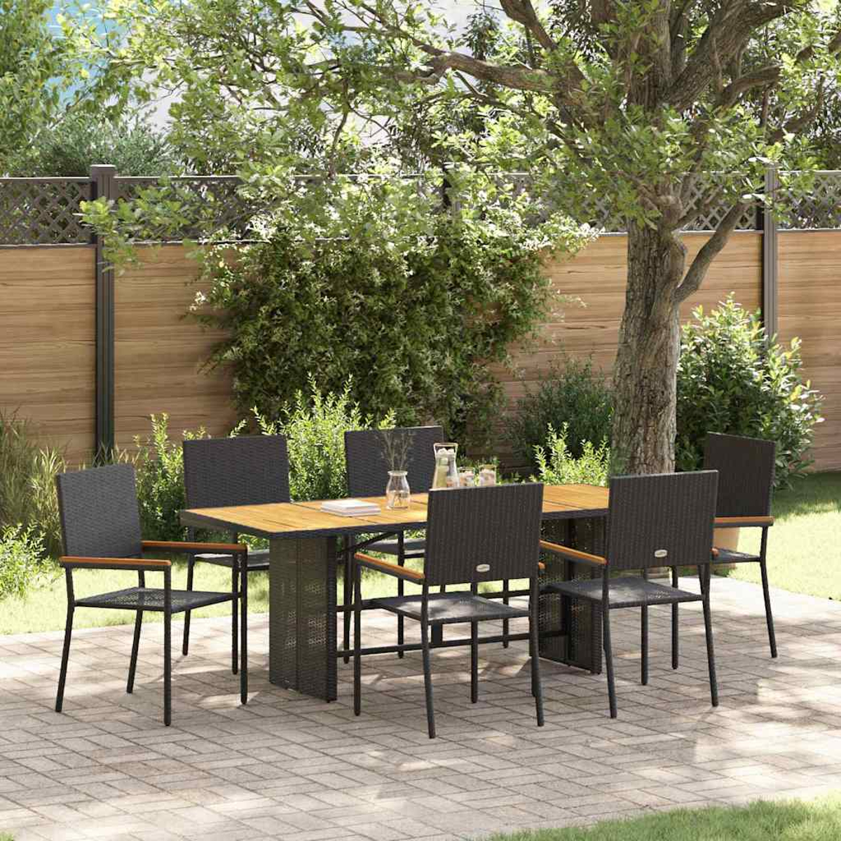 Un juego de comedor al aire libre con una mesa de madera y seis sillas negras. La escena se desarrolla en un jardín con valla de madera y árboles.
