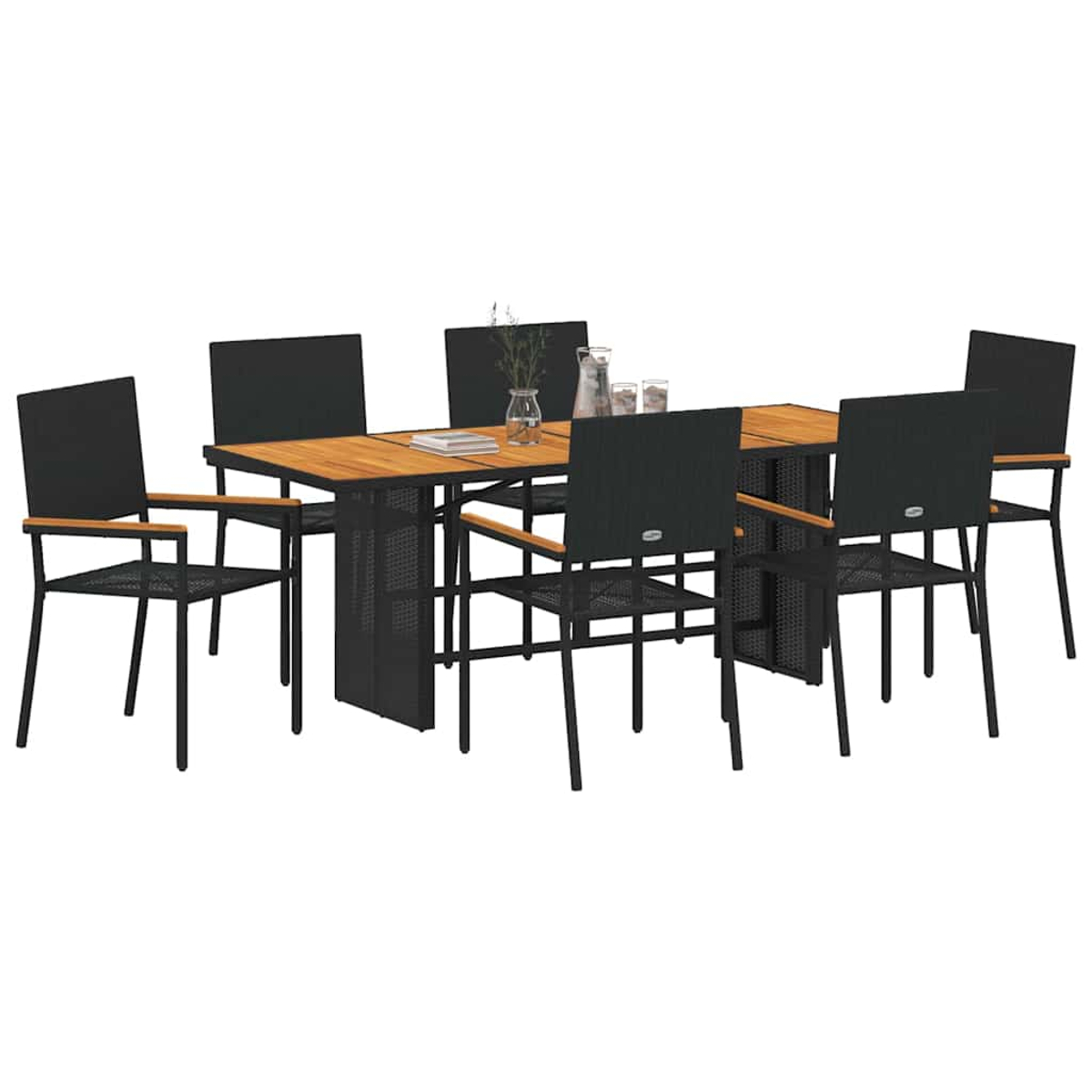 Una mesa de madera con seis sillas negras está montada. Una jarra de cristal, dos vasos y una planta están sobre la mesa.