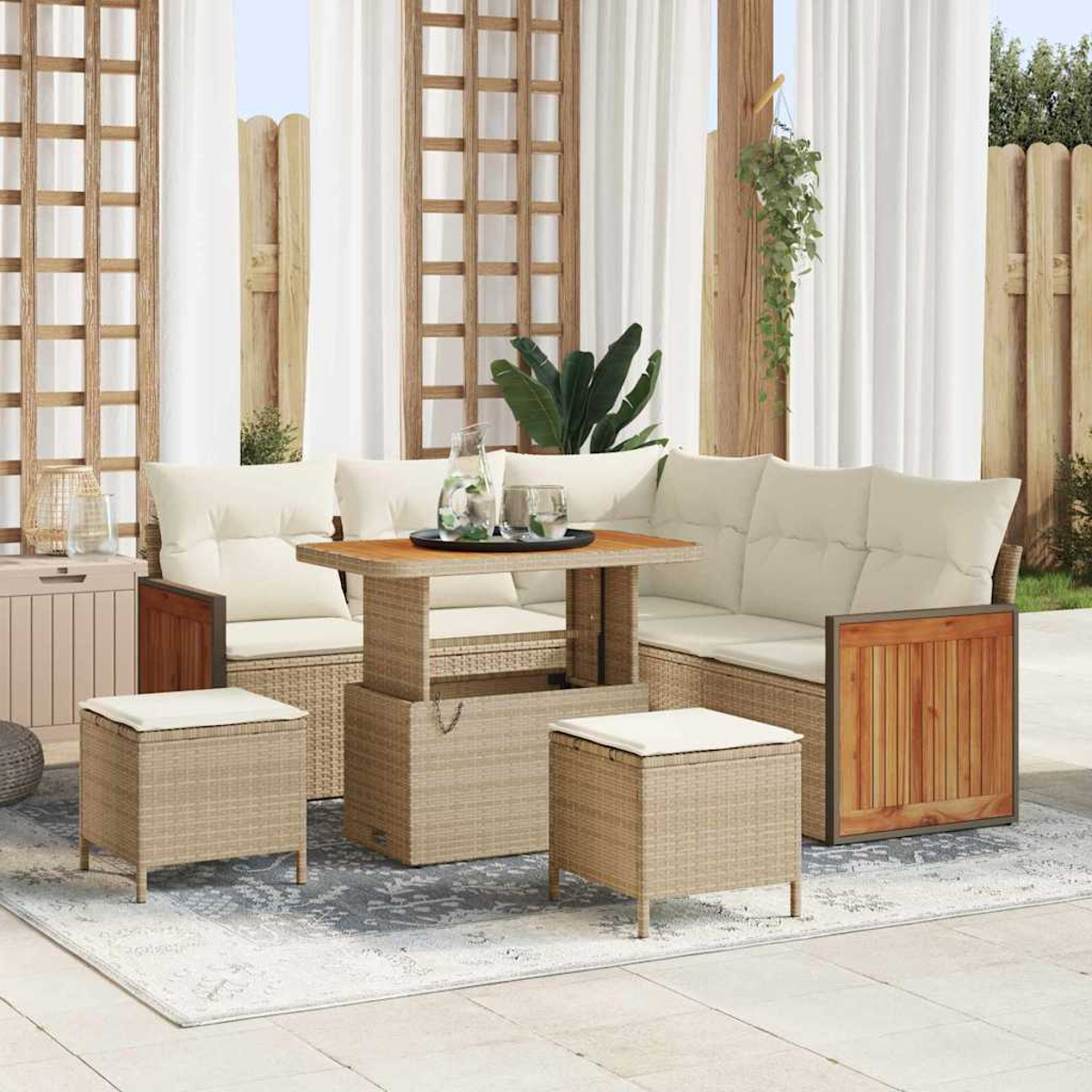 Outdoor-Terrassenset mit beigen Kissen, einem Holztisch und passenden Hockern. Szene hat Vorhänge, Pflanzen und einen Holzzaun.