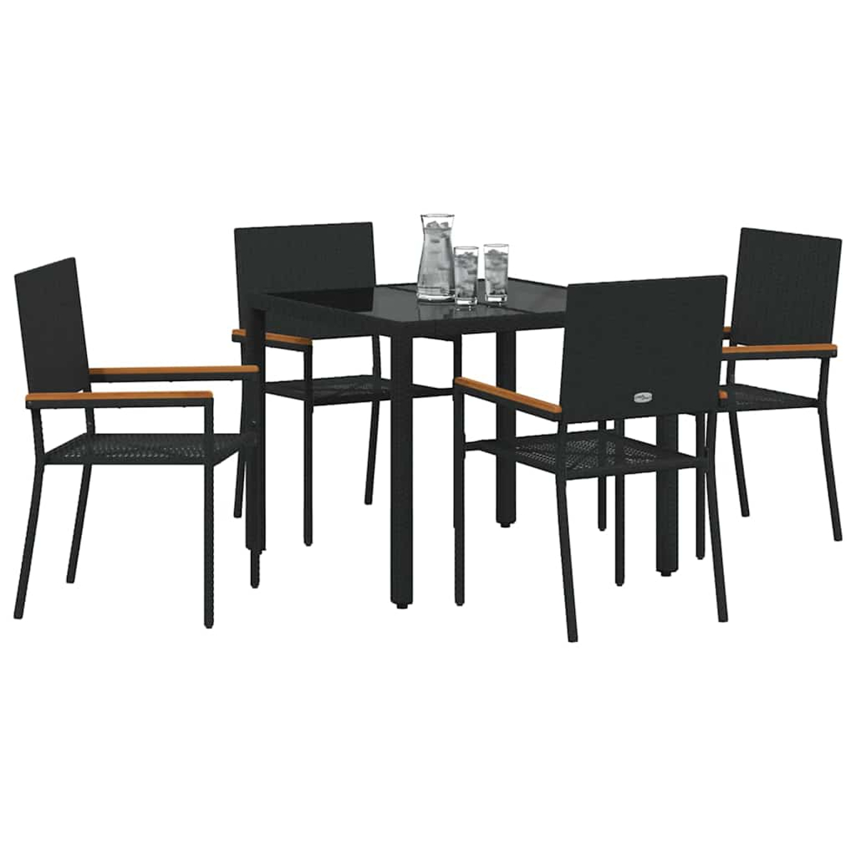 Ein schwarzer quadratischer Tisch mit vier schwarzen Stühlen. Auf dem Tisch stehen eine Wasserkaraffe und zwei Gläser. Die Stühle haben Holzarmlehnen.