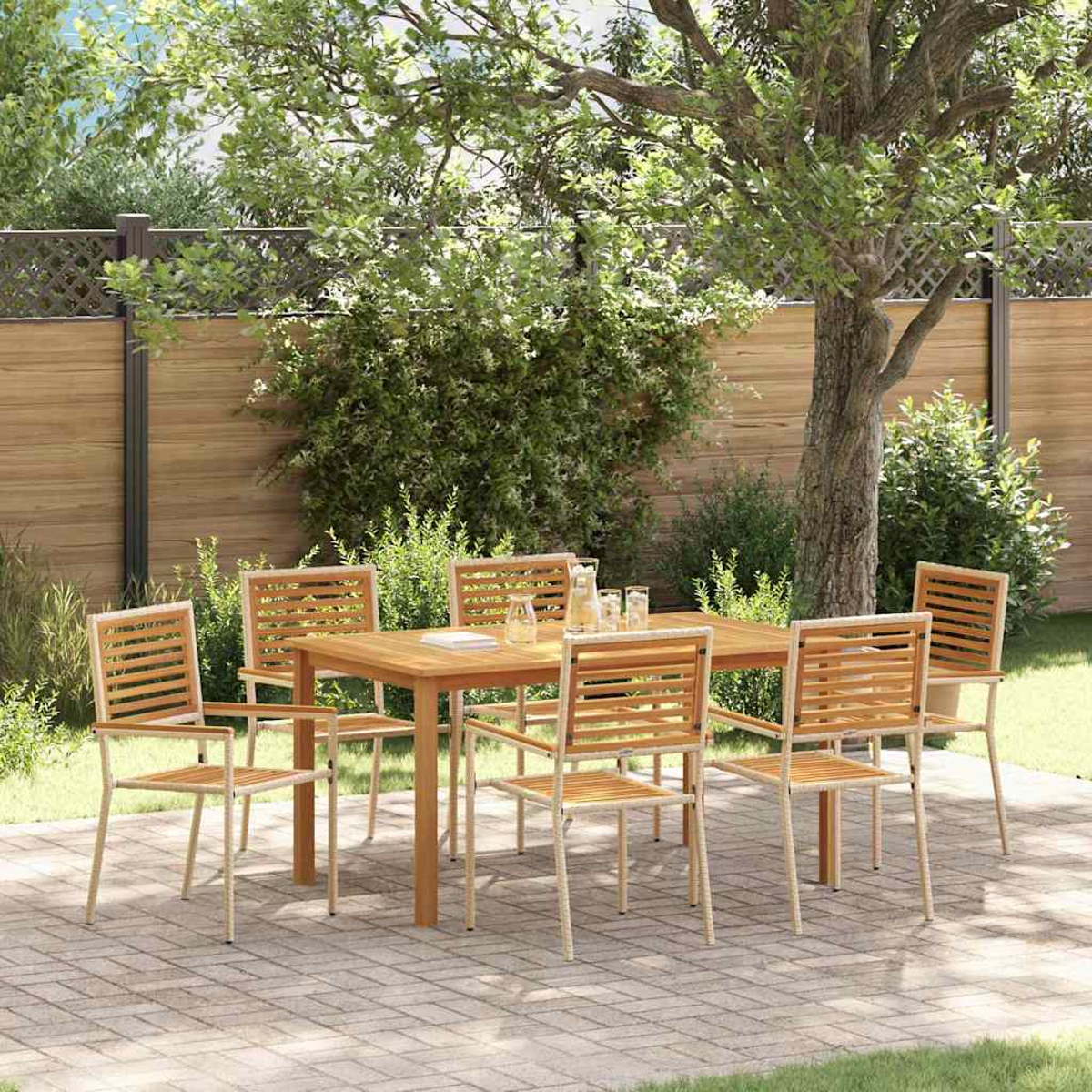Un set da pranzo in legno per esterni con sei sedie attorno a un tavolo. La scena è ambientata in un cortile con una recinzione e alberi.