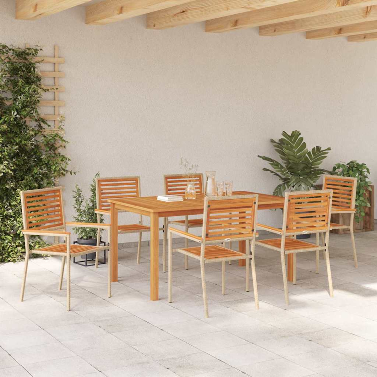 Un tavolo e sedie in legno sono allestiti su un patio. Piante e un traliccio sono visibili a sinistra. La scena è ben illuminata.